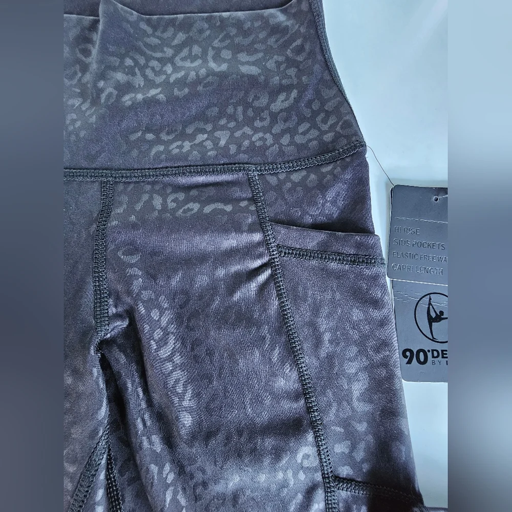 90° Night Leopard Capri Leggings NWT - Picture 3 of 7